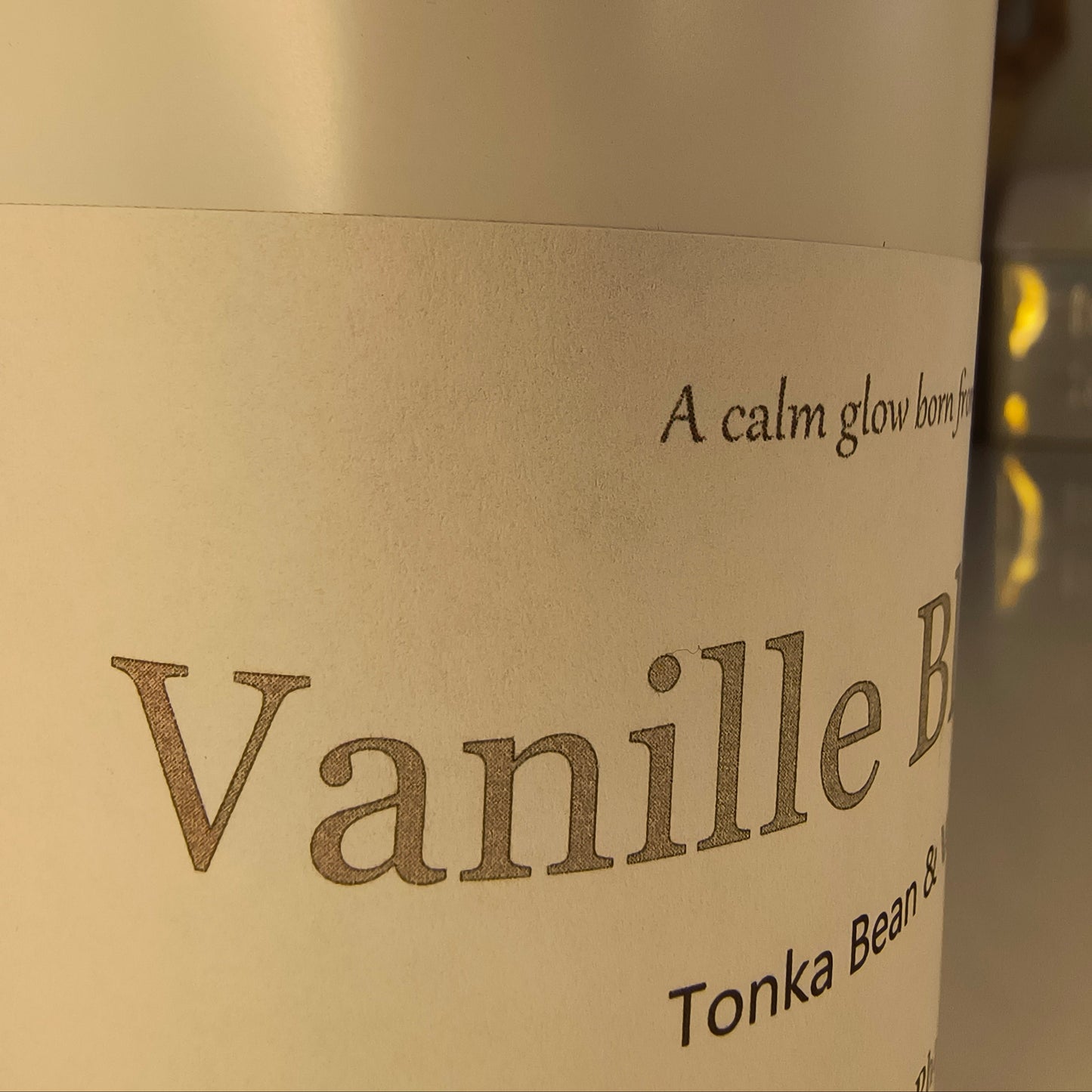 Vanille Blanche candle with text on a beige background