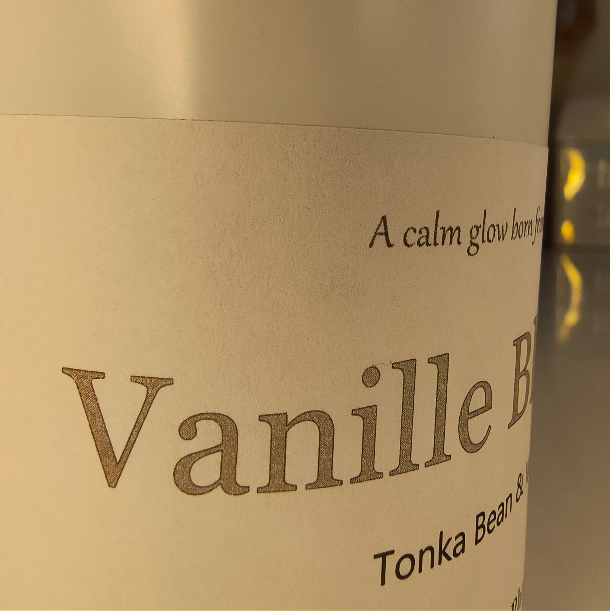 Vanille Blanche candle with text on a beige background
